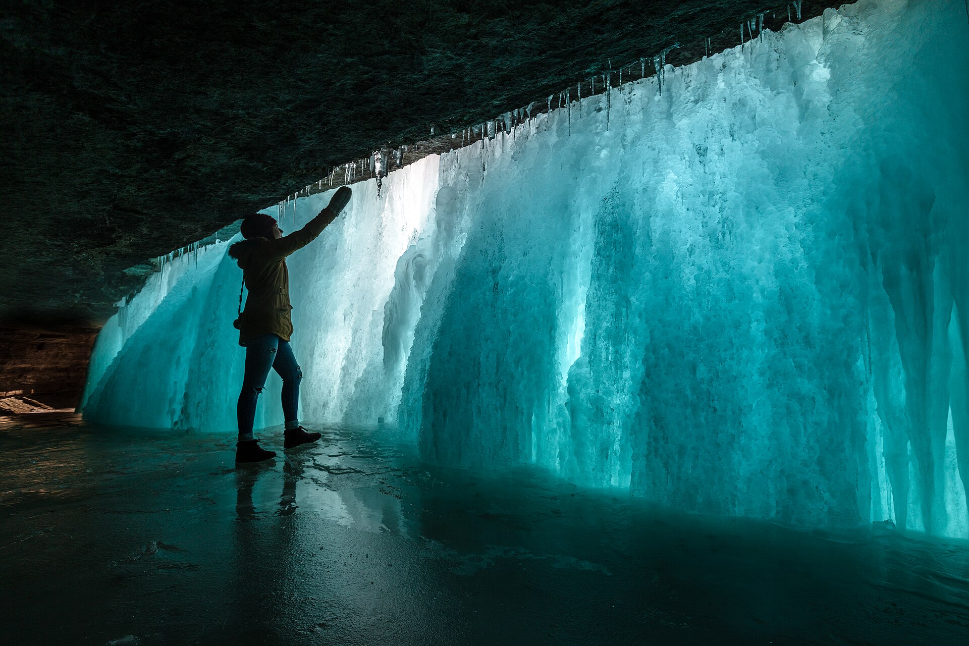 Minnehaha Falls Behind the falls (winter)