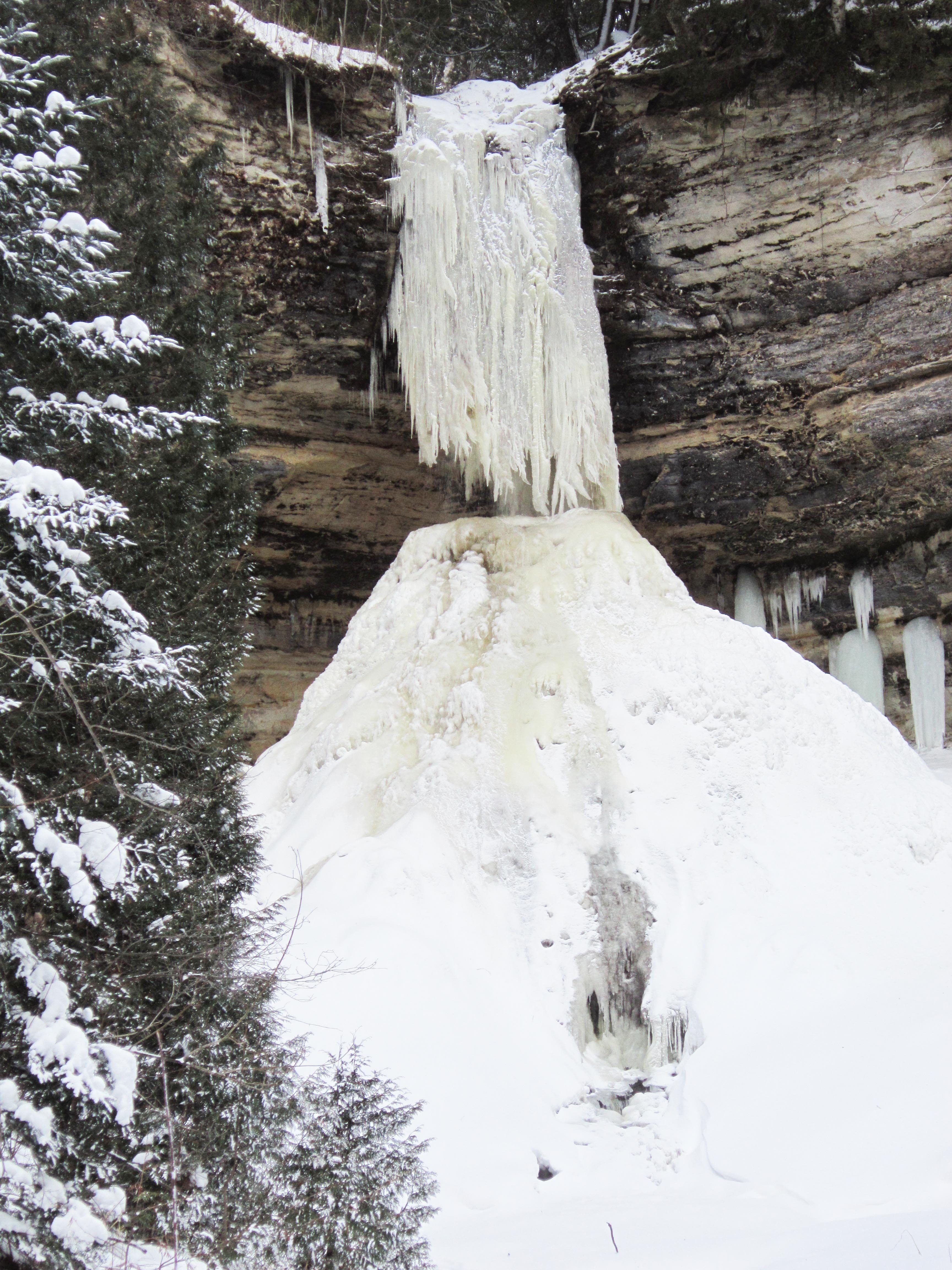 Munising Falls waterfall view