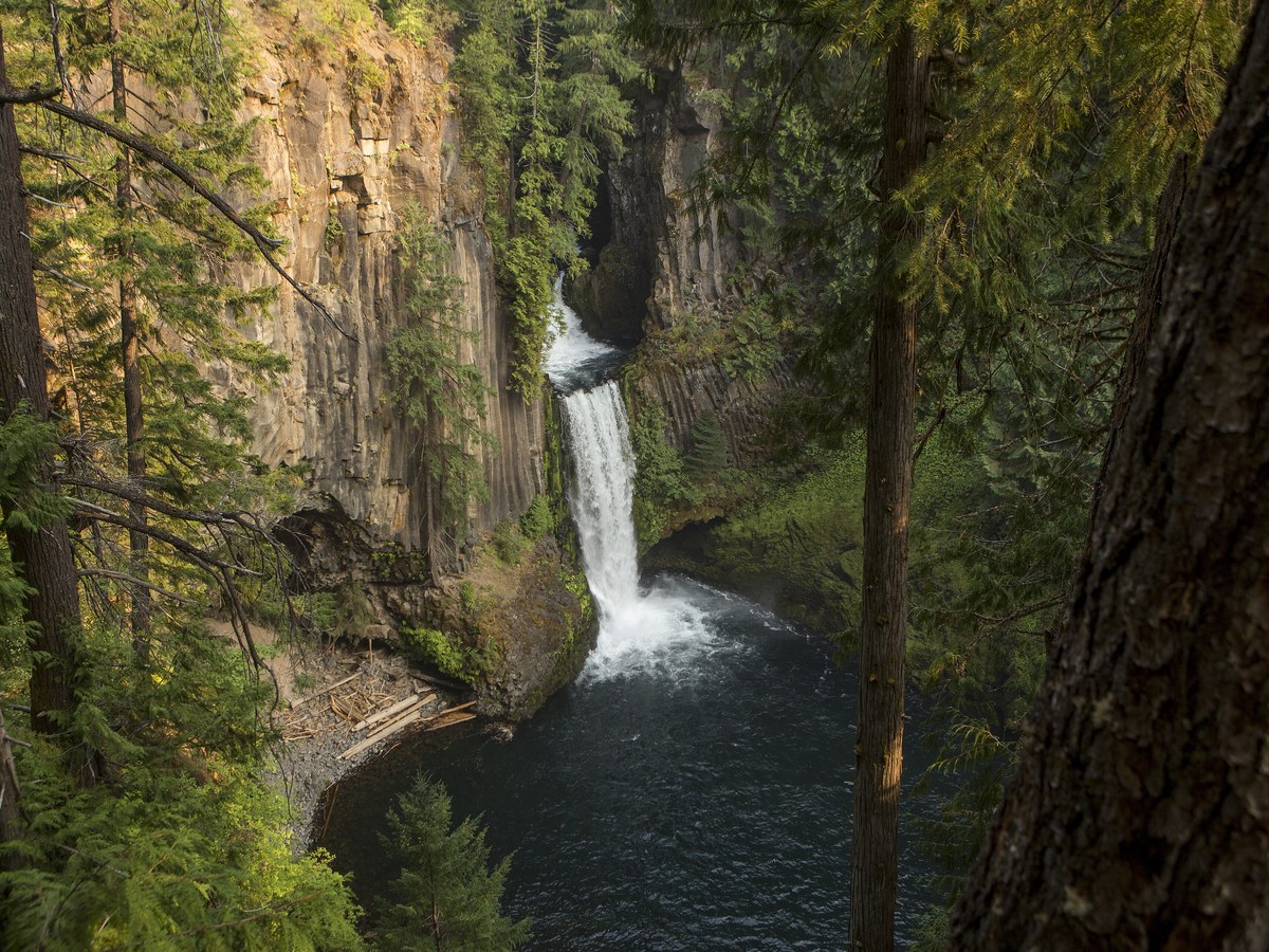 Toketee Falls main overlook view of the lower plunge and pool