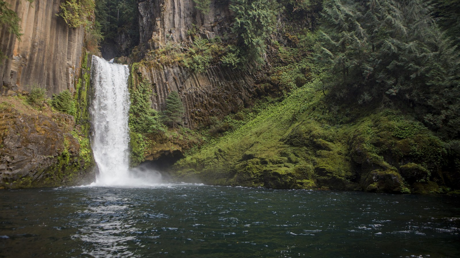 Toketee Falls Toketee Falls dropping over volcanic basalt into the North Umpqua River gorge